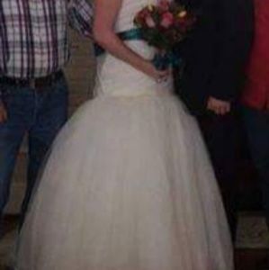 NEED GONE! Vera Wang wedding gown